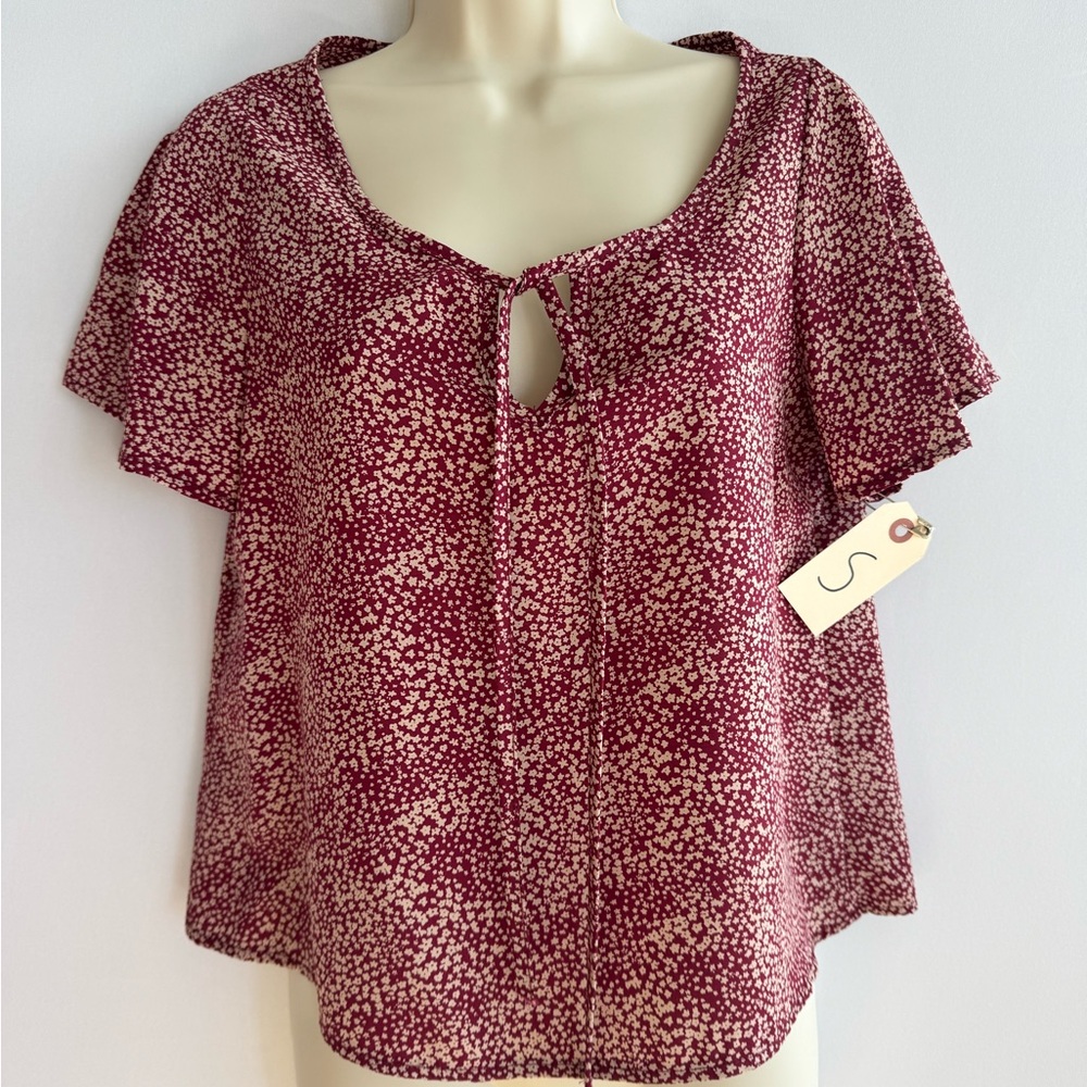 7 Day Weekend Red Floral Blouse Keyhole Neck Short Sleeve Top Small
